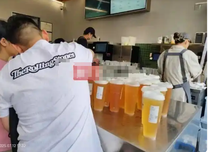 Delivery Guy Stunned to See Over 2,000 Orders When Picking Up Goods