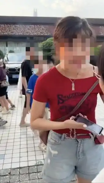 Tourists Forcibly Dragged for Photos at Hongyadong